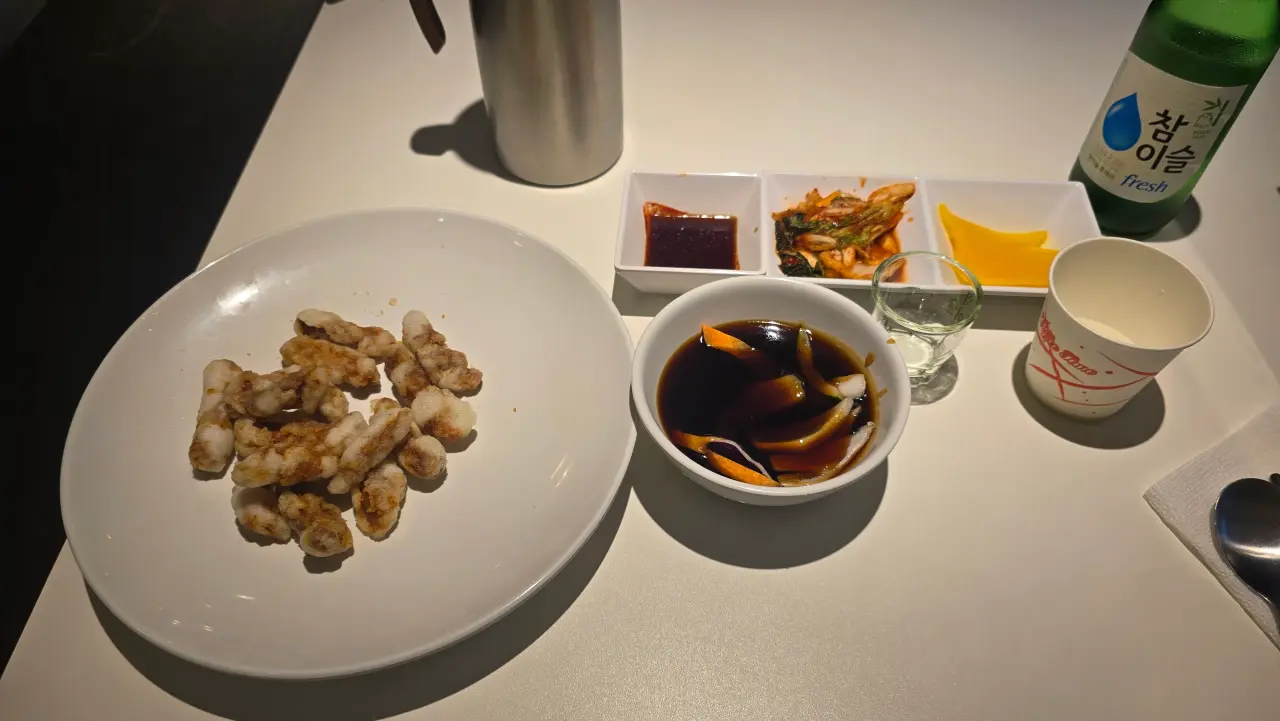広いお皿に10個前後の酢豚とソース、基本のおかずが並べられた食卓の様子