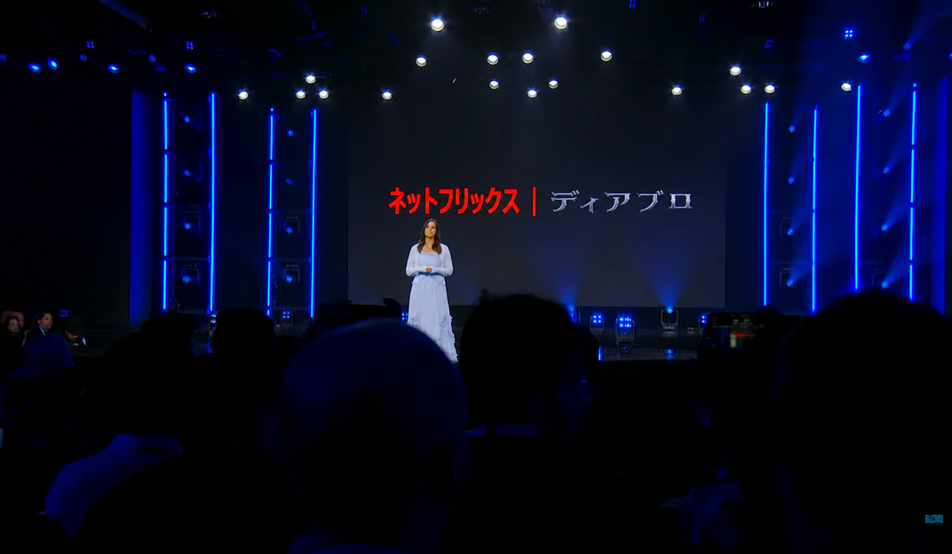 ステージのスクリーンにNetflixとディアブロのロゴが並んで映し出された発表会場の様子。