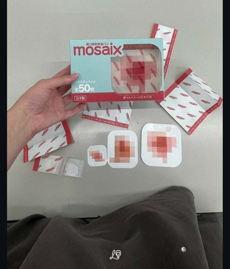 「mosaix」と書かれたモザイク絆創膏の製品箱と、様々なサイズの絆創膏。
