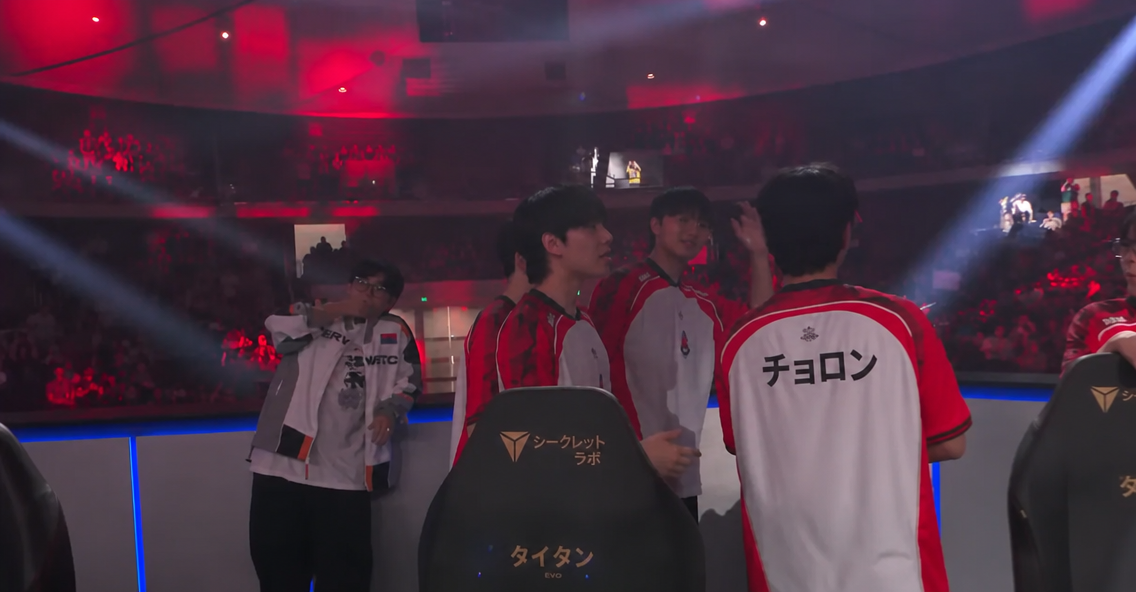 試合終了後、勝利を分かち合う韓国オーバーウォッチ代表チームの選手たち。