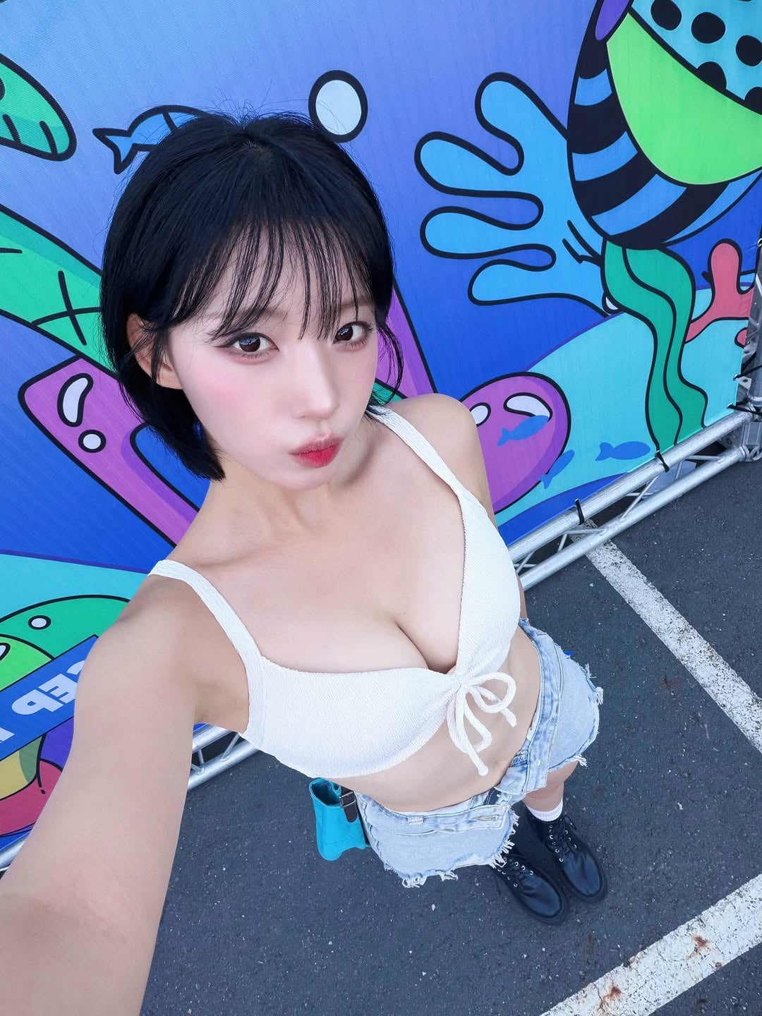 A high-angle selfie of Ha Ji-won in front of a Waterbomb booth backdrop.