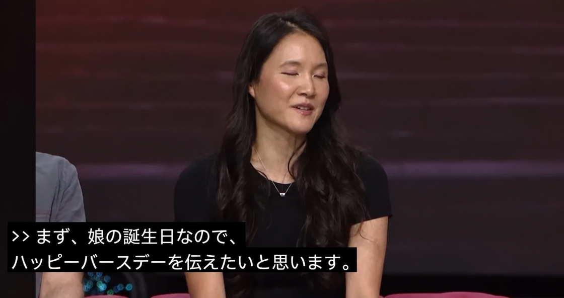 ブリズコンのステージで発言する女性開発者の姿と英語字幕。