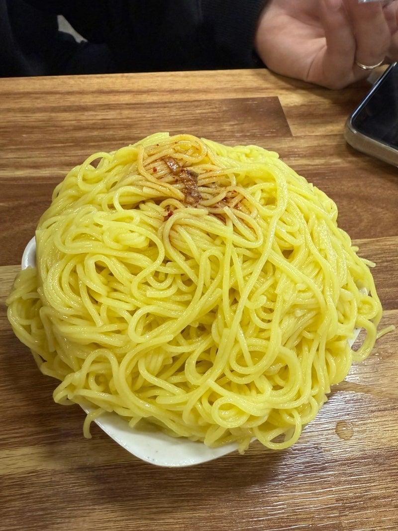 小さな器の上に山のように高く積み上げられて出てきた、とてつもない量の替え玉用麺。