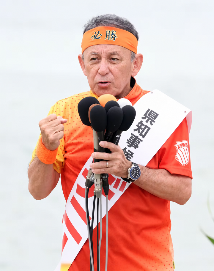 沖縄県知事選挙の演説中、マイクを握って発言する玉城デニー候補