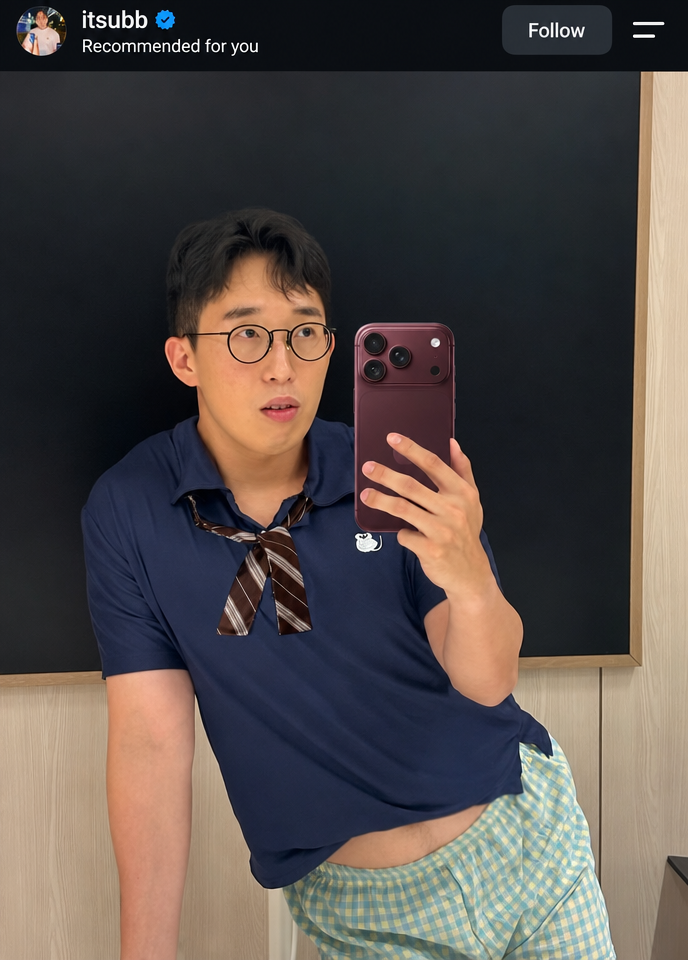 YouTuber ItSub parodying Rosé's outfit and pose in a mirror selfie
