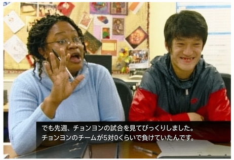 李青龍の横で身振り手振りを交え、先週の試合でチームが惨敗した事実を語るビビアナの様子。