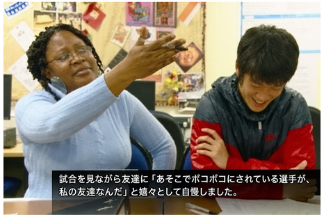 ビビアナが腕を伸ばし、ボコボコにされている選手が自分の友達だと友人たちに自慢したエピソードを嬉しそうに話す場面。
