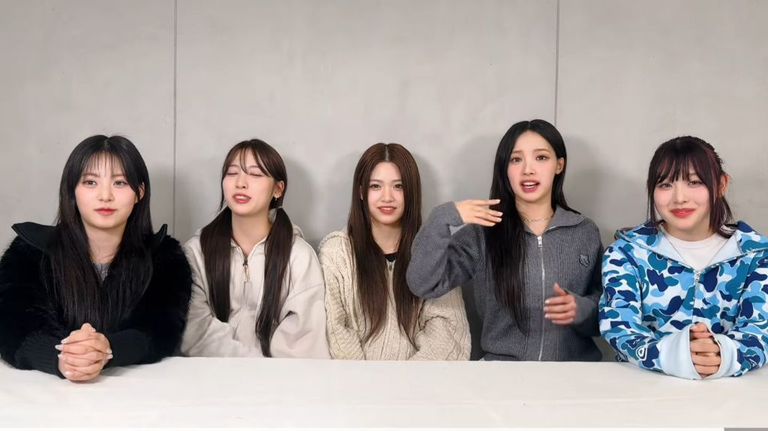 A live broadcast screen capture of girl group RESCENE sitting side-by-side at a table and talking