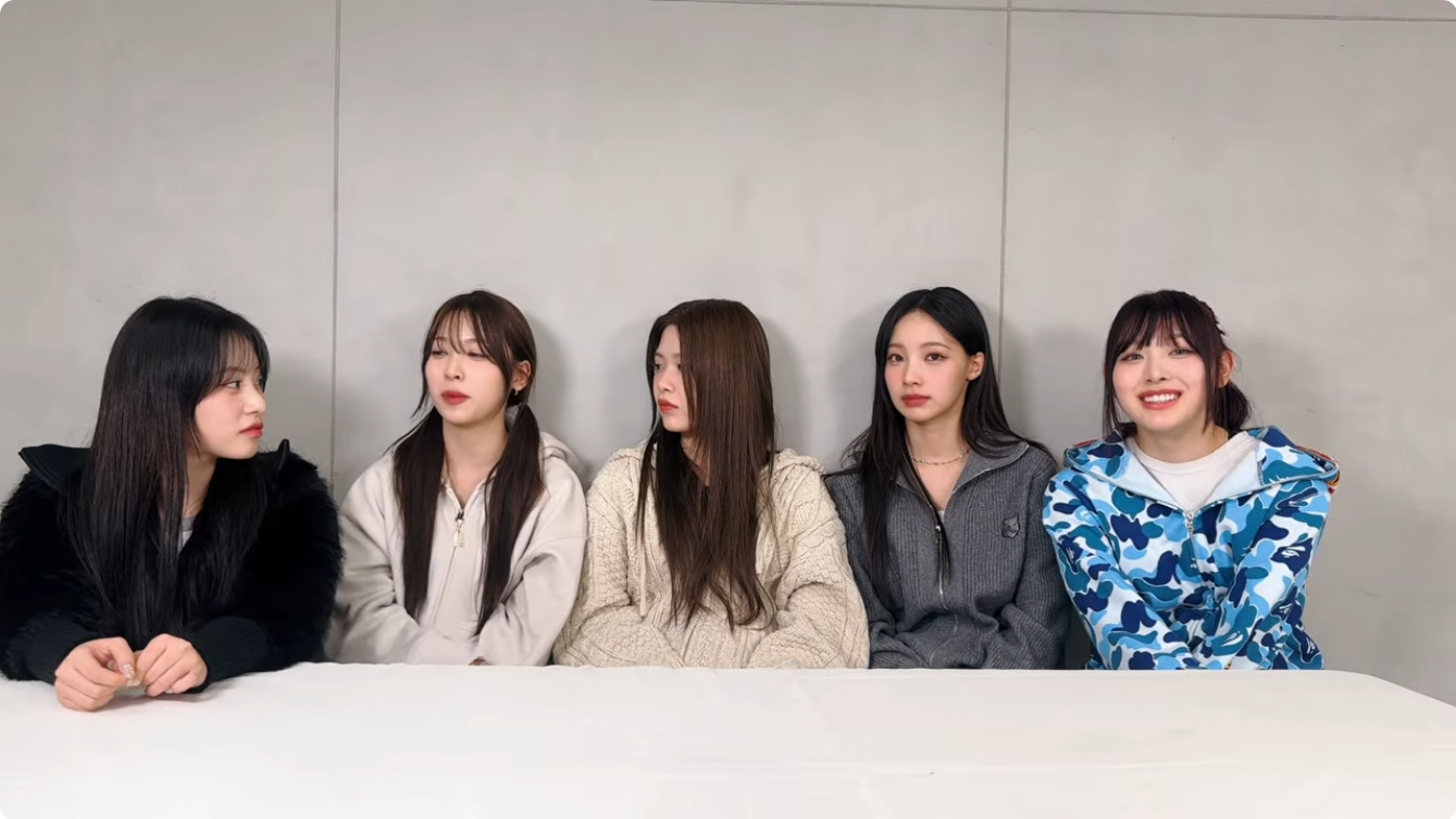 Original live broadcast capture showing the members of girl group RESCENE in natural proportions