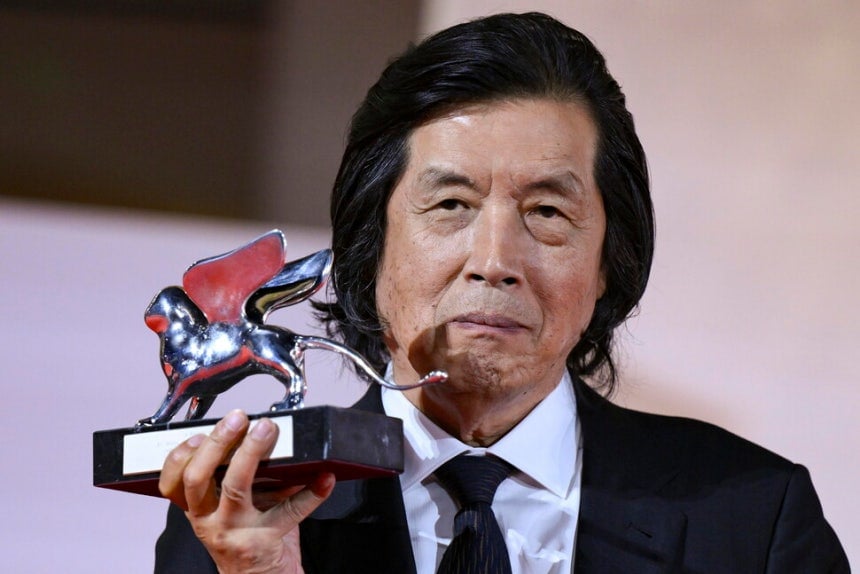 Director Lee Chang-dong holding the Silver Lion trophy at the Venice Film Festival.