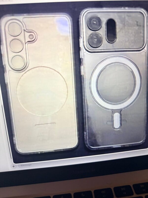 ノートパソコンの画面に表示された2種類の透明マグネット式スマホケース。左側は縦並び3連カメラ穴、右側は上部長方形のカメラアイランドと円形マグネットリングデザインを示している。