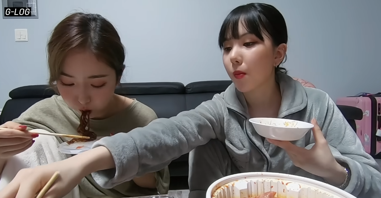 GFRIEND's Eunha and SinB sharing tteokbokki and jjajang ramen