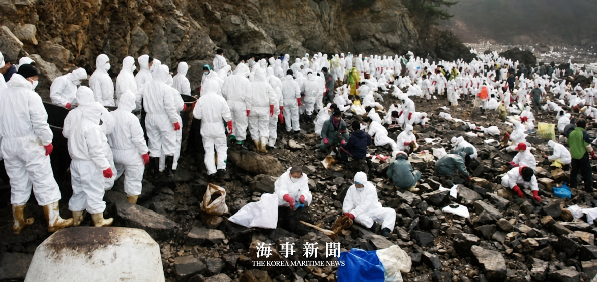 海岸の岩だらけの浜辺を埋め尽くす、数多くの防除ボランティアたちの様子