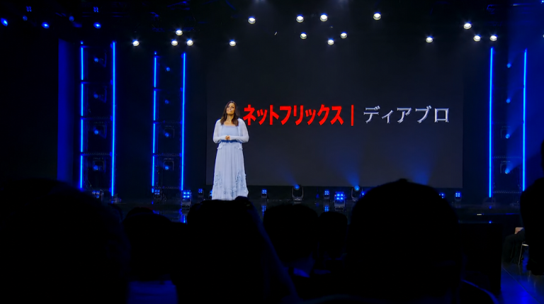 イベントステージのスクリーンにNetflixとDiabloのロゴが表示され、ステージ上に登壇者が立っている様子