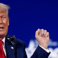 両拳を交互に握りながら踊るドナルド・トランプの上半身写真の右分割カット