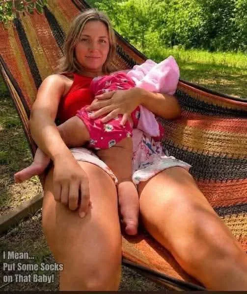 ハンモックで休む女性と抱かれている赤ちゃん。赤ちゃんのぶら下がった足が、女性の太ももの間に目の錯覚を生み出している。