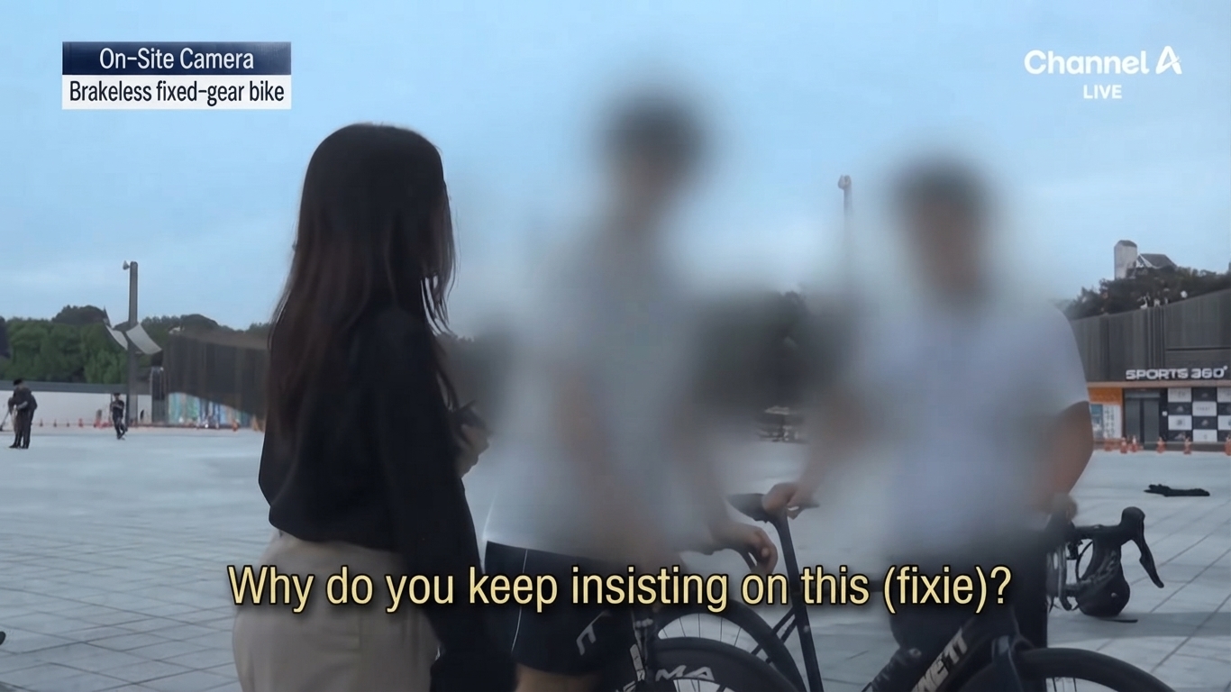 An interview scene from Channel A's On-Site Camera where a reporter asks teenagers riding brakeless fixed-gear bikes why they insist on riding them.