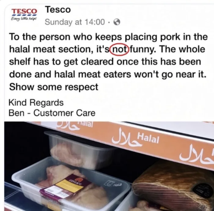 TESCOのカスタマーサービスアカウントによるソーシャルメディアの投稿。誰かに対してハラールコーナーに豚肉を置かないよう求めており、ハラールの棚に豚肉が置かれている写真が添えられている。