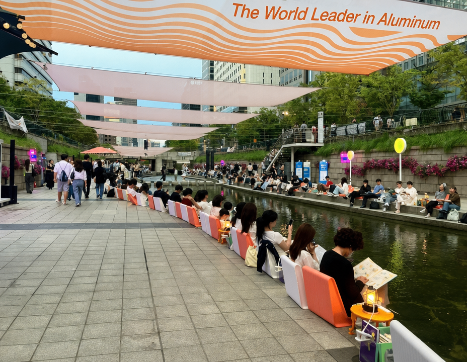 People sitting and enjoying reading at the Cheonggyecheon outdoor library