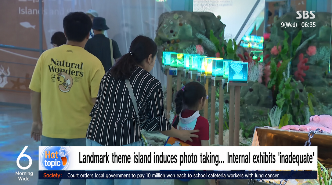 SBS news screen showing people viewing small exhibits inside the venue with the caption 'Internal exhibits are inadequate'.