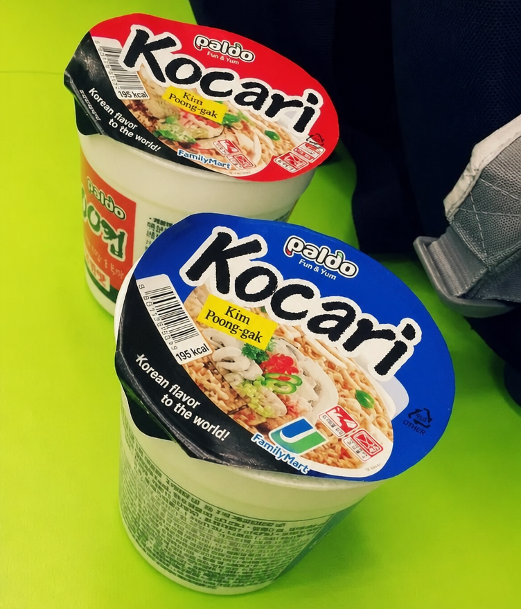 A Paldo 500 Cup noodle, showing both the red spicy flavor and the blue Jjamppong flavor placed together.