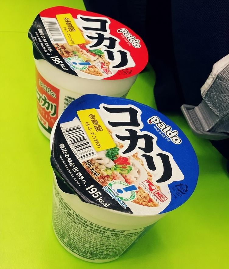パルド500カップ麺の赤い辛口と青いチャンポン味の2つが並んでいる様子