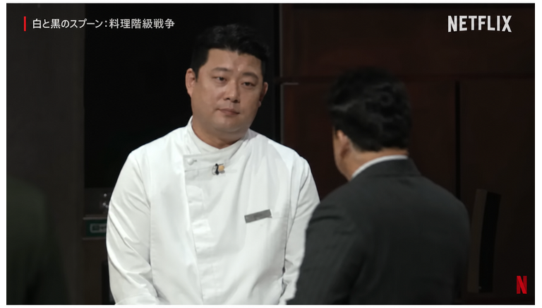 YouTube動画のオープニングでシェフ服を着て挨拶をするチャン・ホジュンシェフの近況