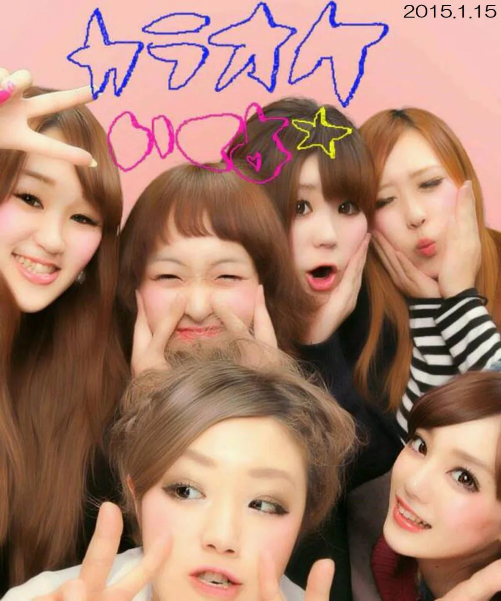 Airi Suzumura positioned at the bottom right in a sticker photo taken with female high school students