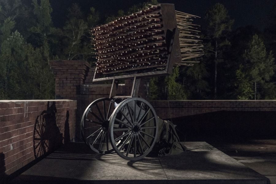 A still cut clearly showing the full exterior of the Hwacha placed on top of a brick wall.