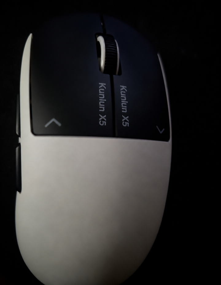 Front view of a white gaming mouse with Kunlun X5 lettering on the upper left and right buttons